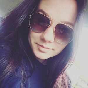 Meet your Posher, Alexis