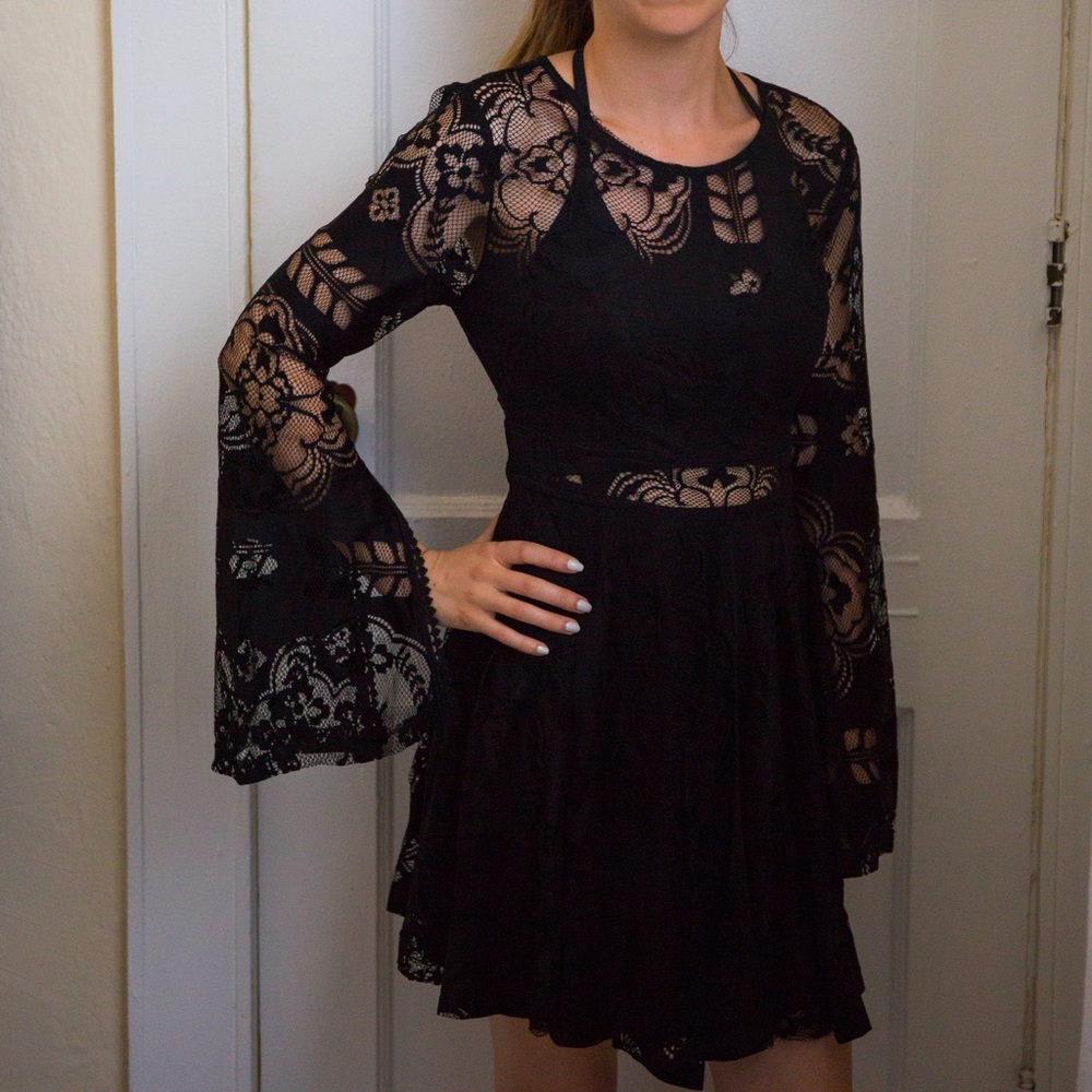 🆕Boutique Black Lace Bell Sleeve Dress