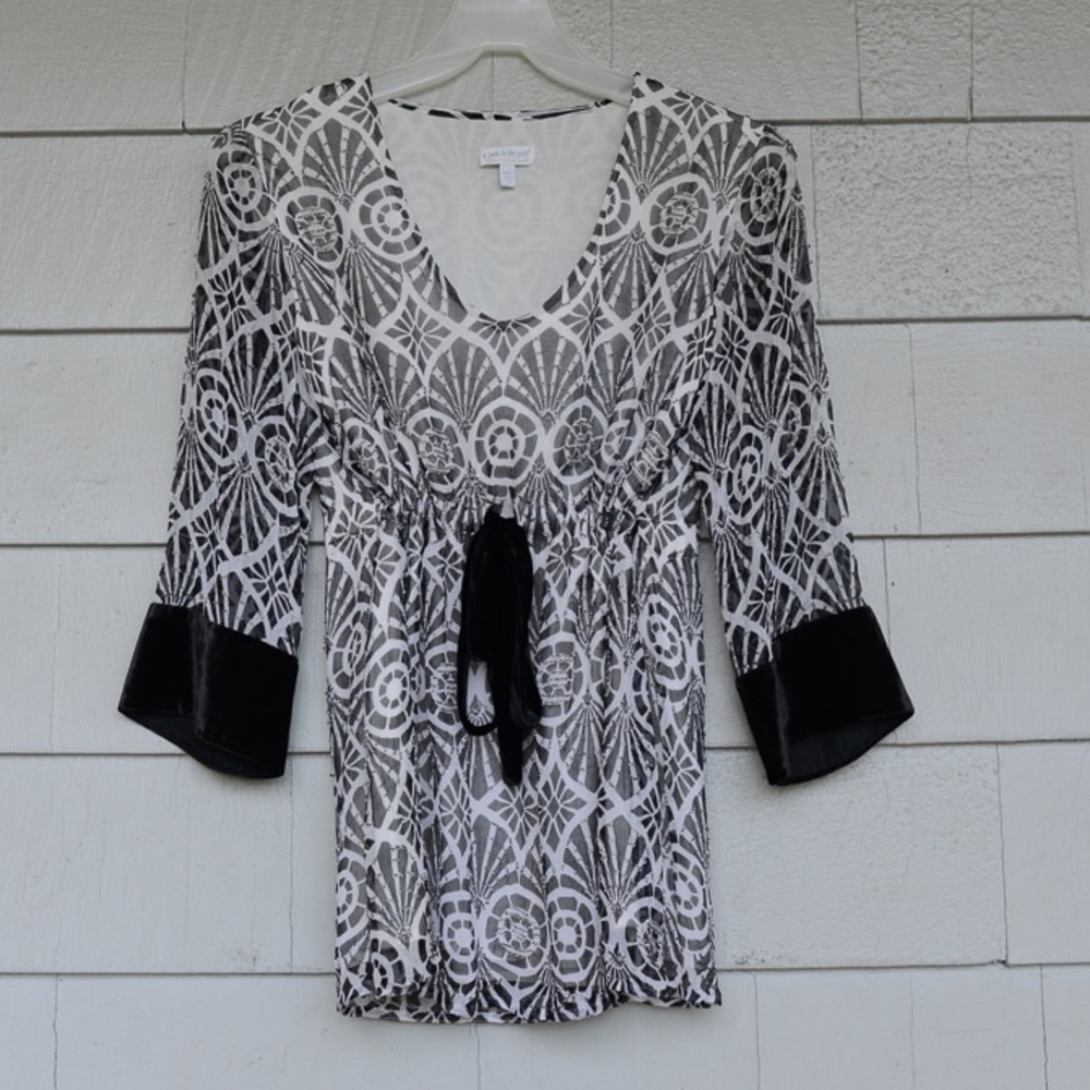 A Pea in a Pod maternity  black and white shirt