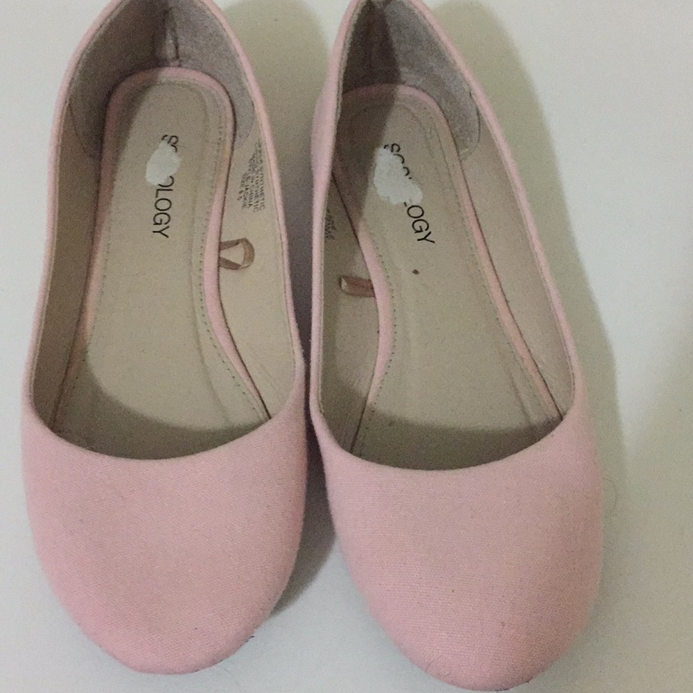 Cute comfortable light pink flats!