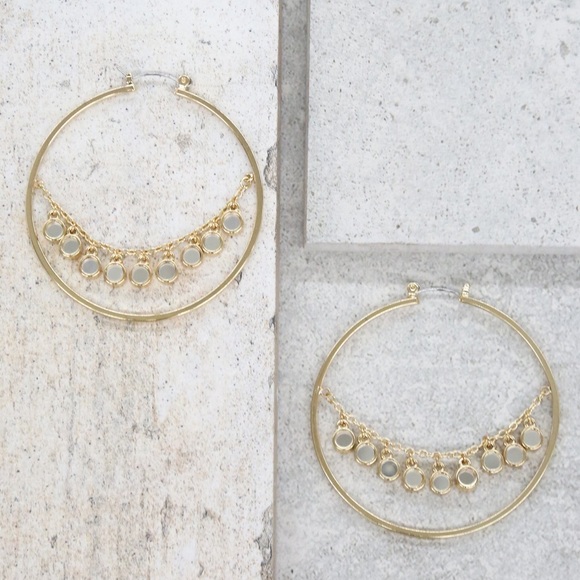 18K Charming Hoops in Gold - Picture 2 of 2
