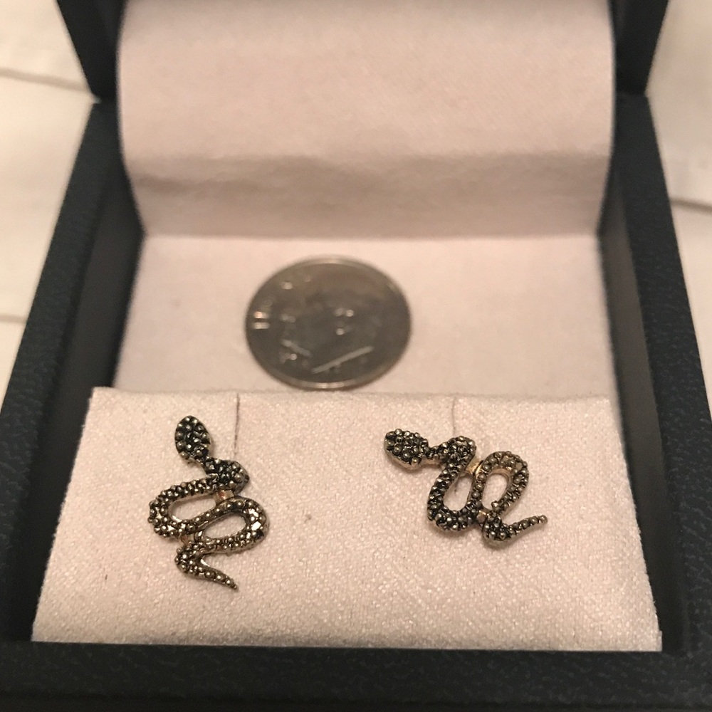 🍒Serpent stud earrings 🍒