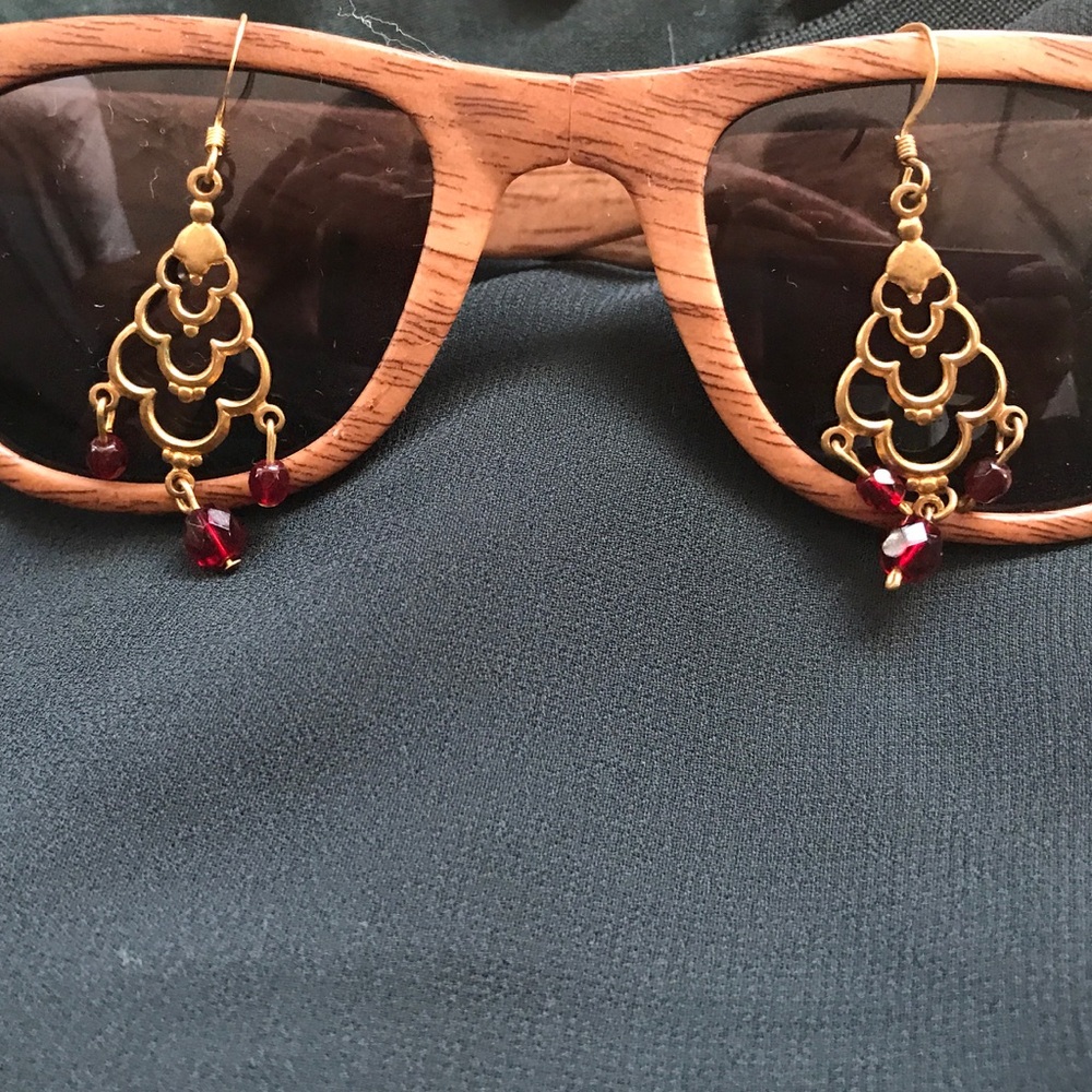 🍒Dangle gold colored earrings with crimson beads