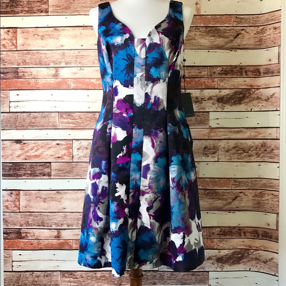 NWT. Adrianna• Papell• Floral dress• size 10