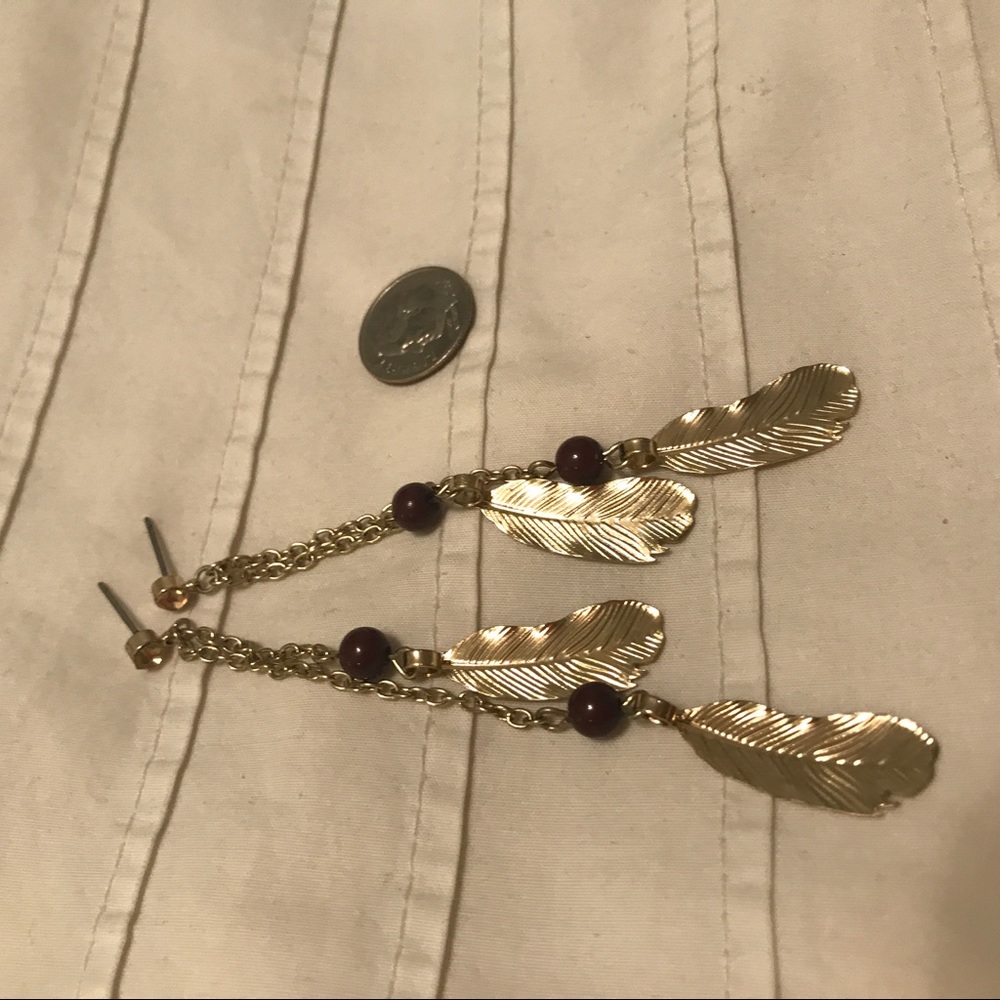 🍒Dangle gold colored feather and bead earrings