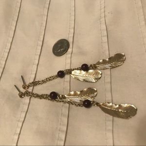 🍒Dangle gold colored feather and bead earrings