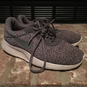 Women's Nike Sz 7 Cheetah Grey Sneaker