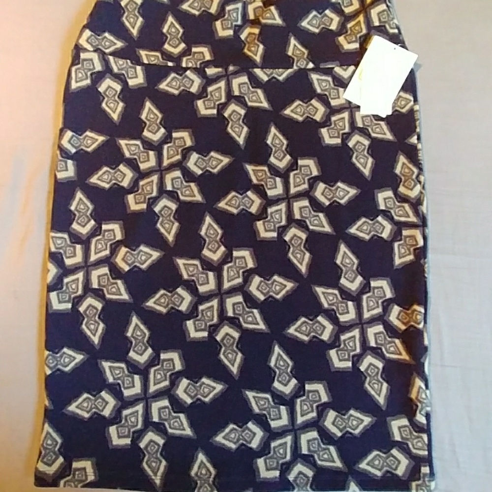 BNWT LULAROE LARGE BLACK AND GRAY CASSIE