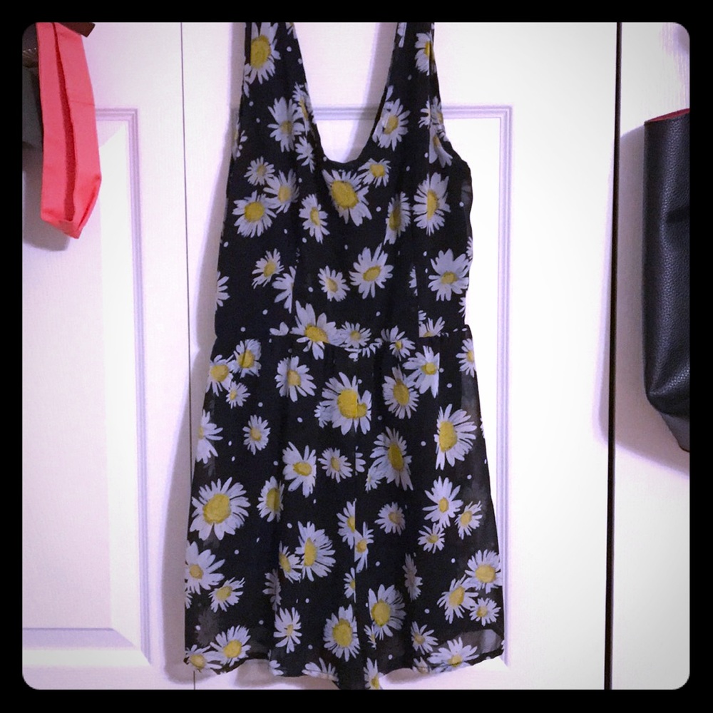 Scoop-back daisy romper flowers