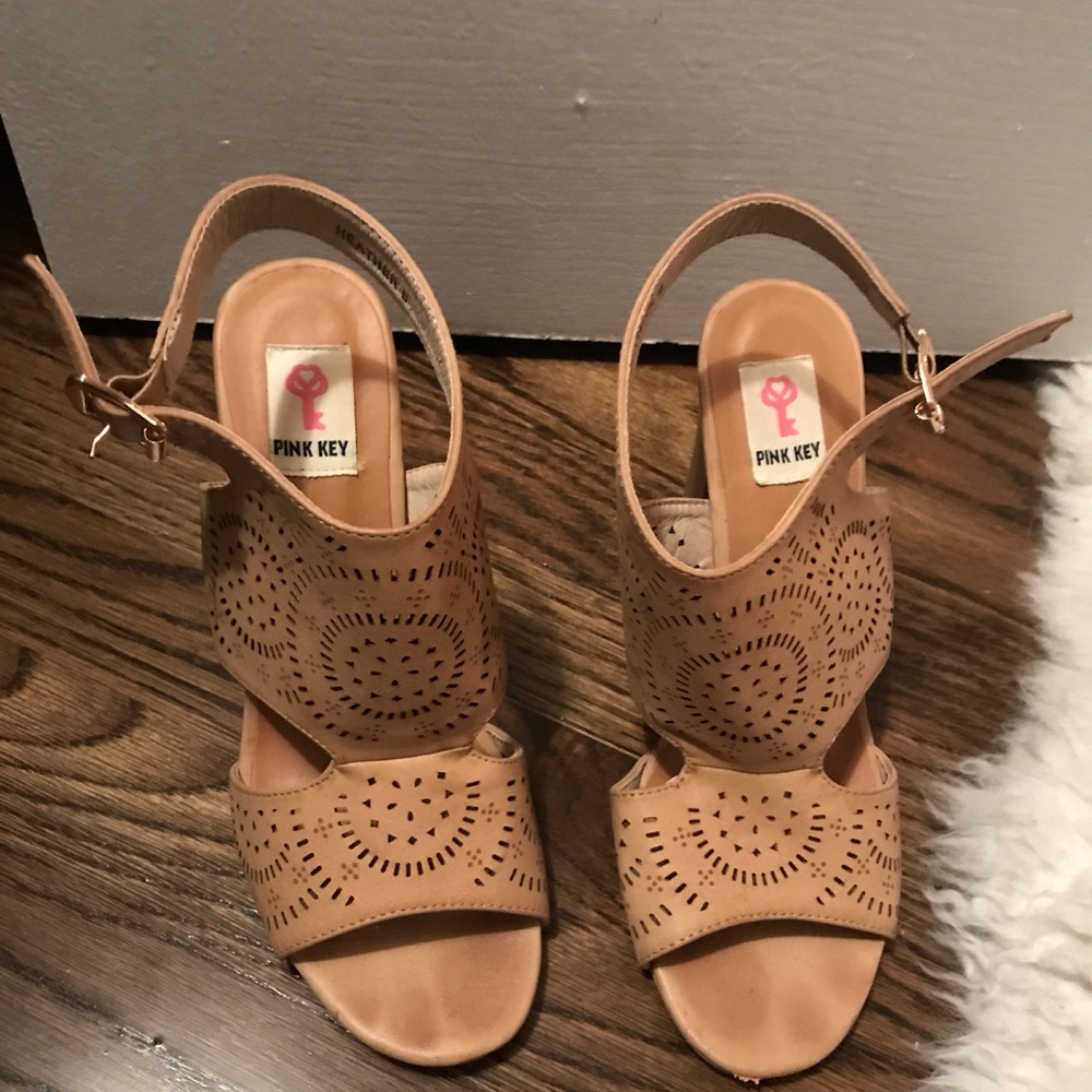 Size 8 tan sandals