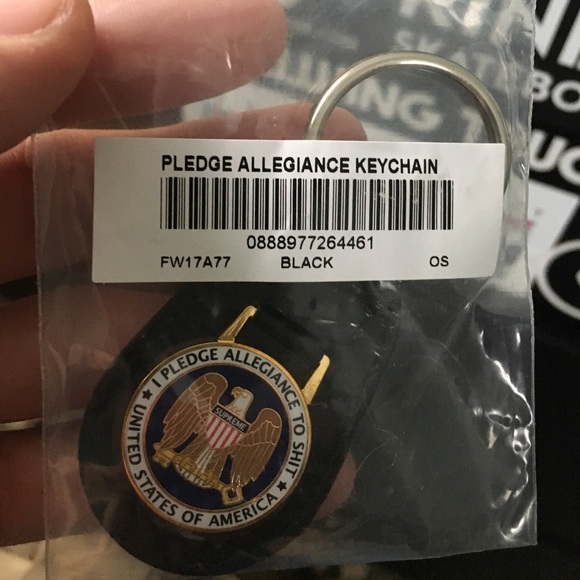 Supreme pledge allegiance keychain - Picture 1 of 2
