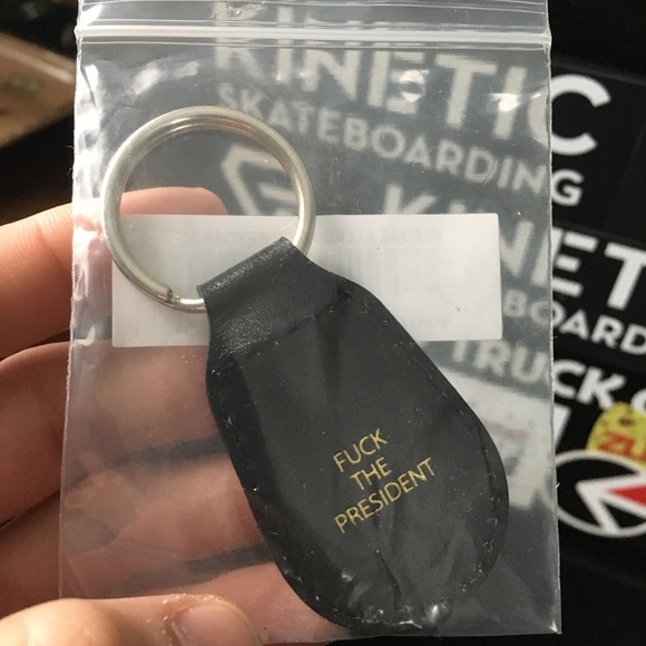 Supreme pledge allegiance keychain - Picture 2 of 2