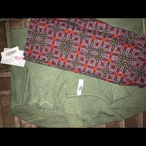 Lularoe OS leggings and Classic t