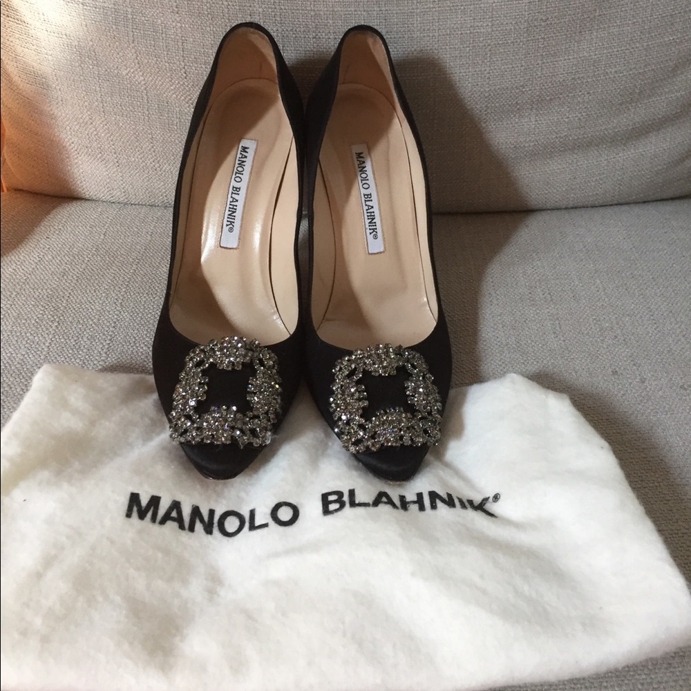 Manolo Blahnik hangisi black satin