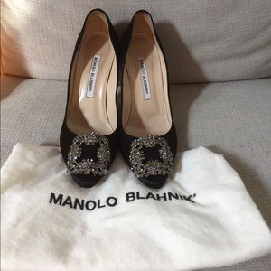 Manolo Blahnik hangisi black satin