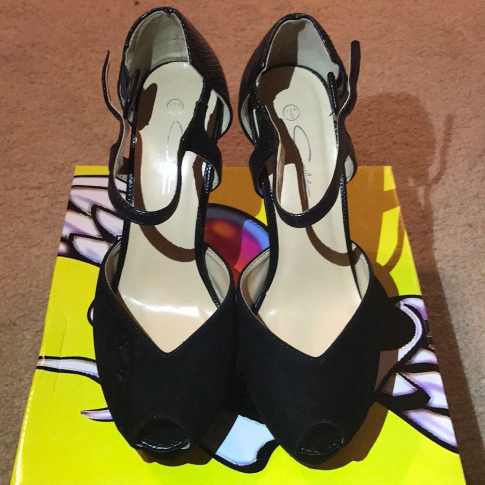 Black velvet and faux leather heel