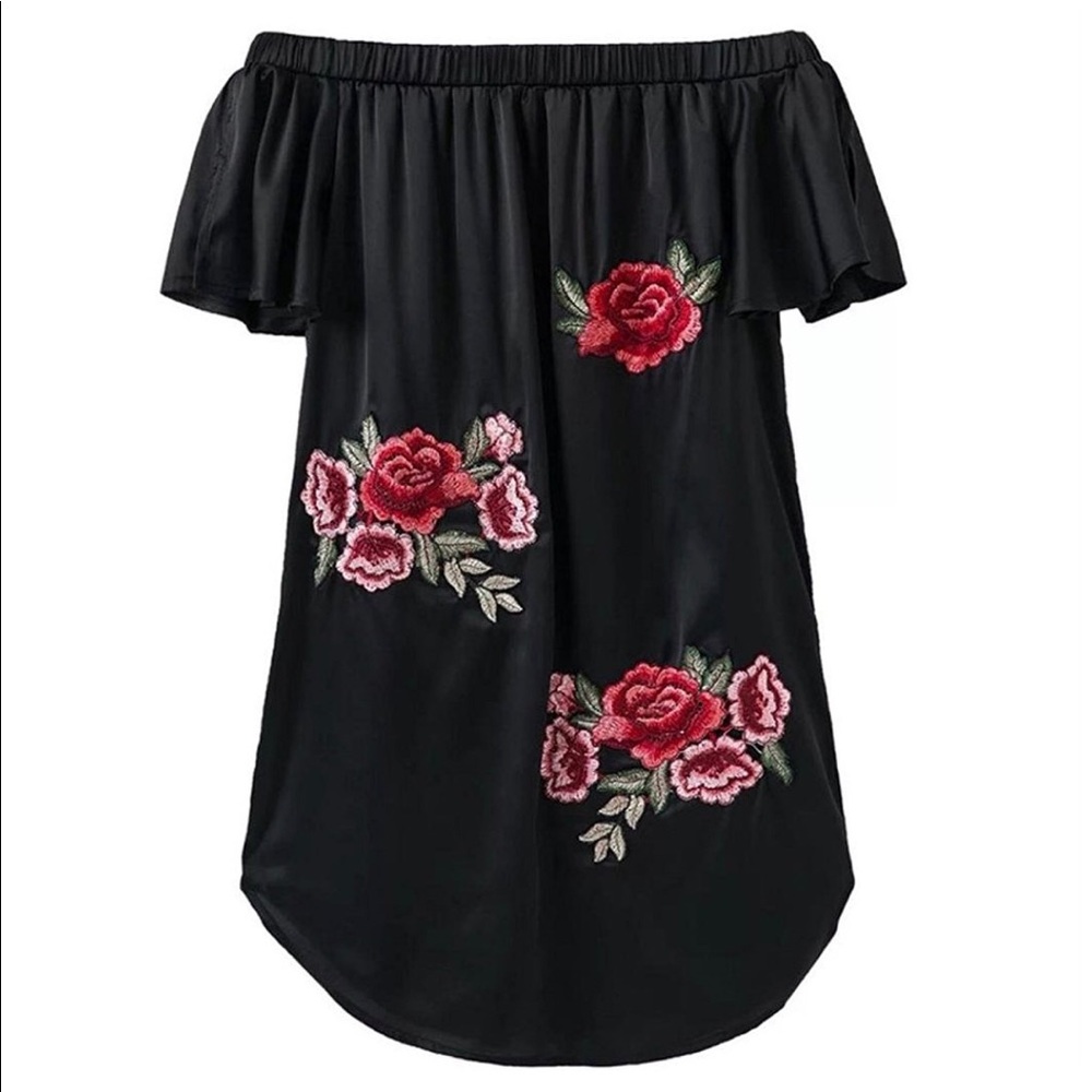 NWOT Off the shoulder rose appliqué shirt / dress