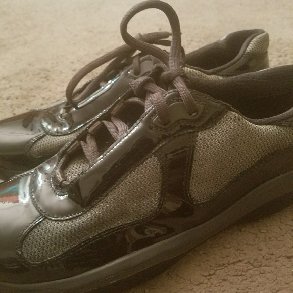 Lightly worn Prada - Picture 3 of 8