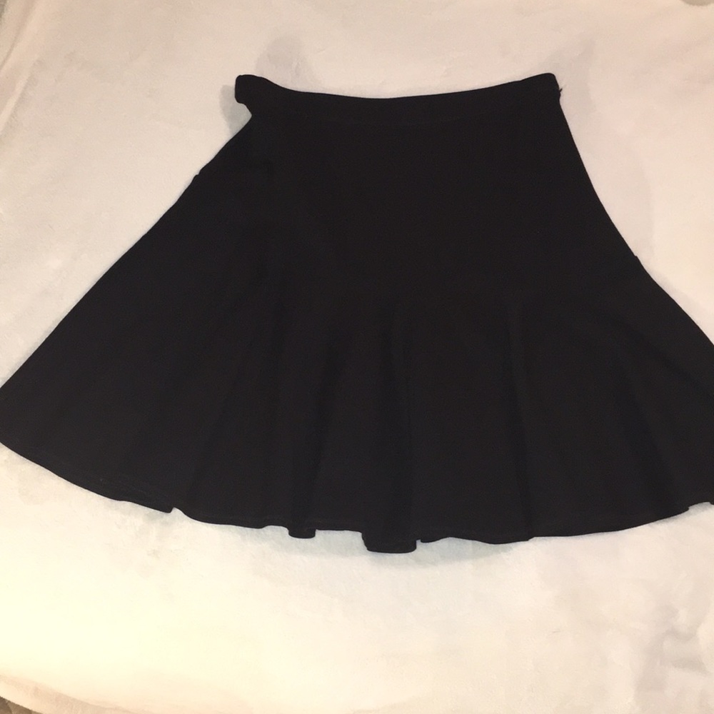 PRICE CUT 🙌🏽 Black Pointe knit skater skirt