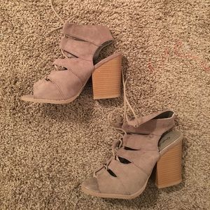 Size 7 lace up backless Grey heel