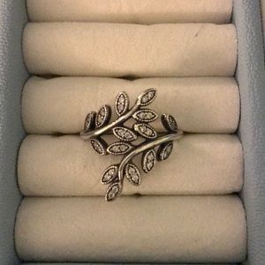 Pandora Sparkling Leaves Ring Size 9 / 60