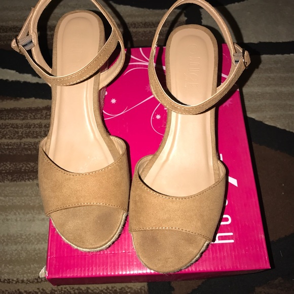 Platform Sandals - Picture 3 of 6