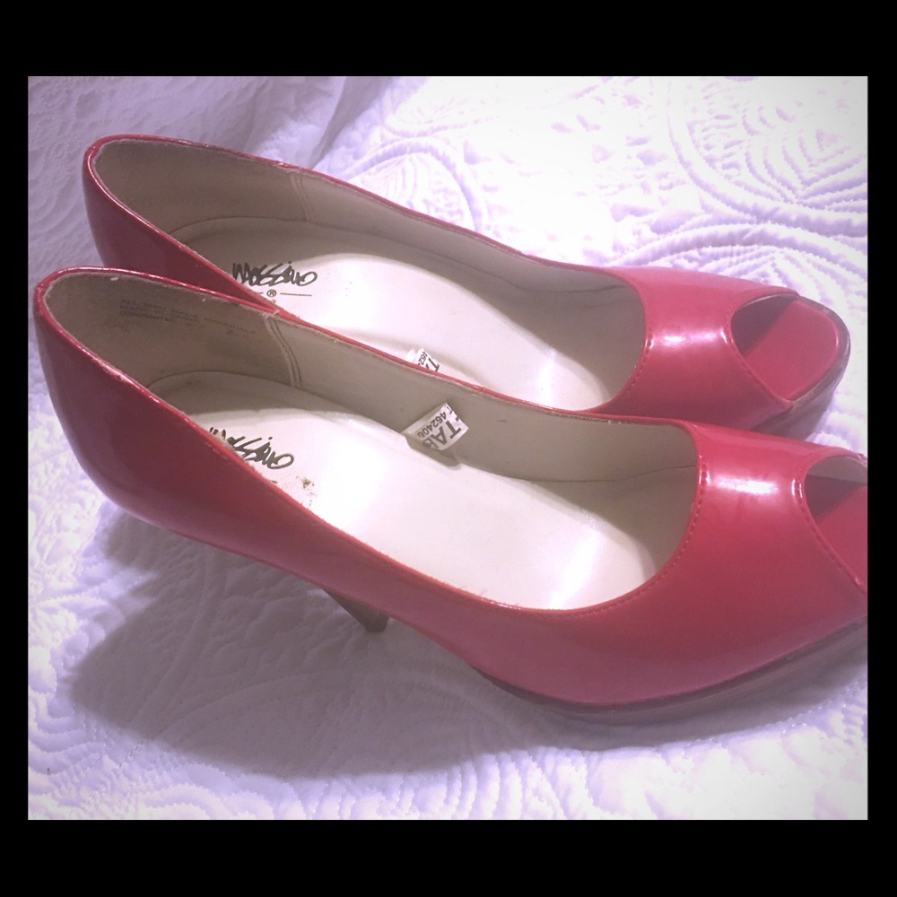Red heels Sz 7.