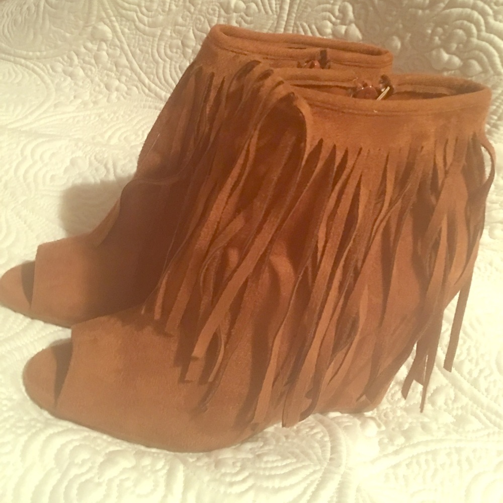 Suede peep toe fringe boots booties Sz 8 tan wedge