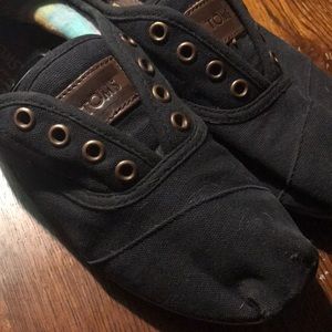 Black TOMS