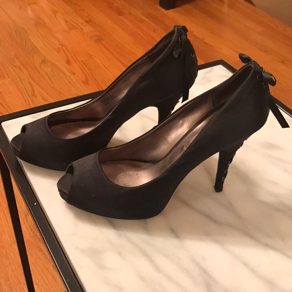 BCBG Maxazria Black Heels w/ Gorgeous Bow and Tie - Picture 3 of 6