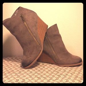 Vegan wedge Booties