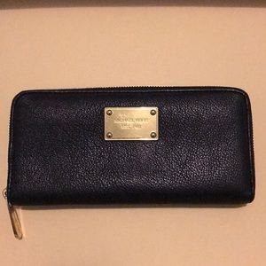 Michael Kors Jet Set Zip Around Continental Wallet