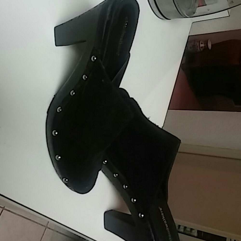Shoes - Picture 2 of 4