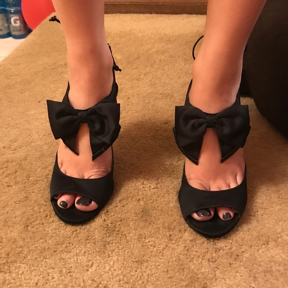 Linea Paola black heels