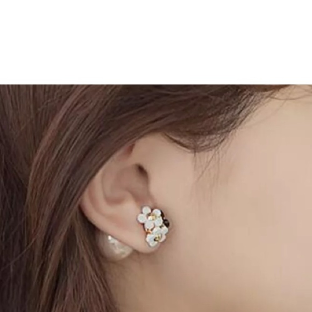 4/$10•Pearl Back Flower Earrings - Picture 2 of 2