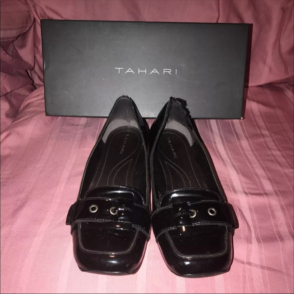 TAHARI patent leather flats