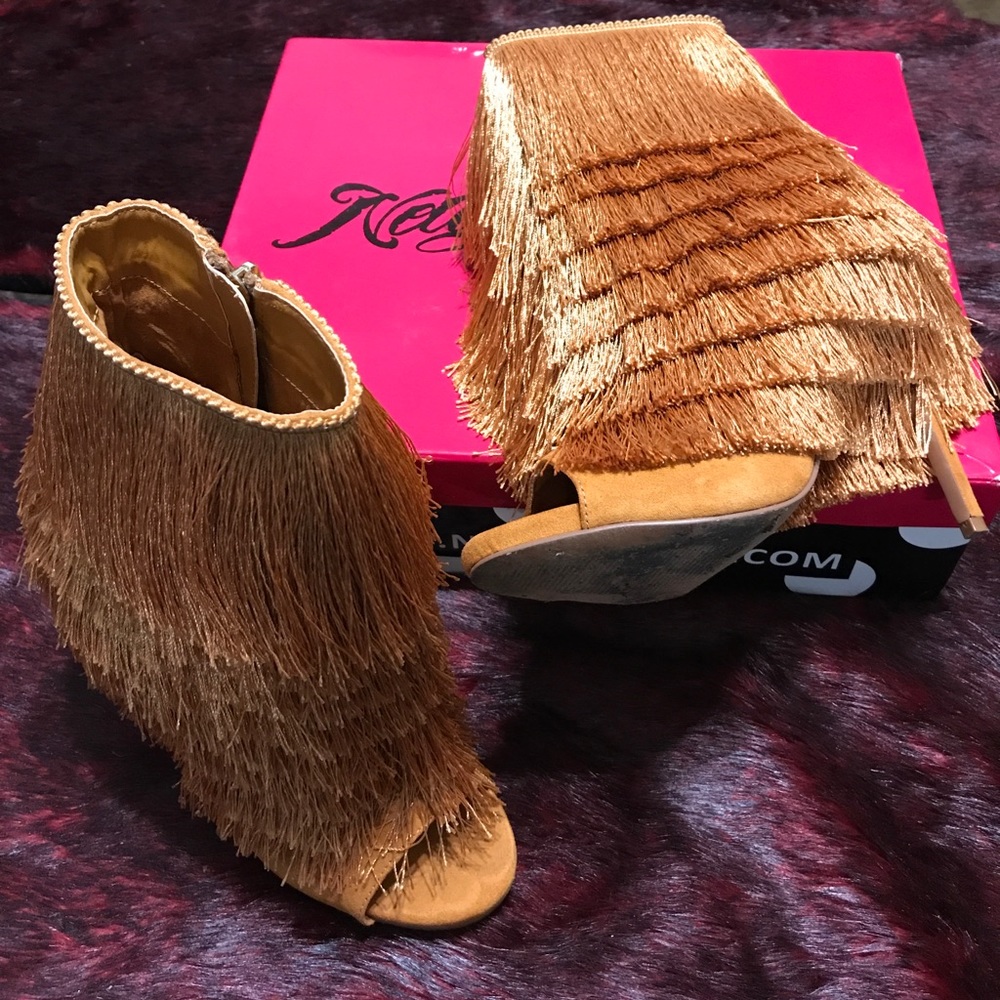 🚨HIGH FASHION🚨 (sale) Mambo Fringe Bootie