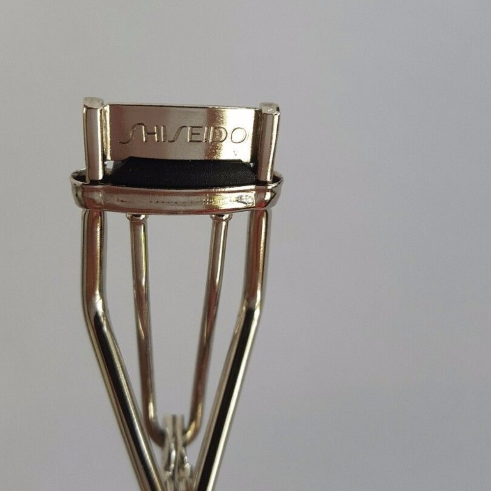 Shiseido Mini Eyelash Curler for travel 215