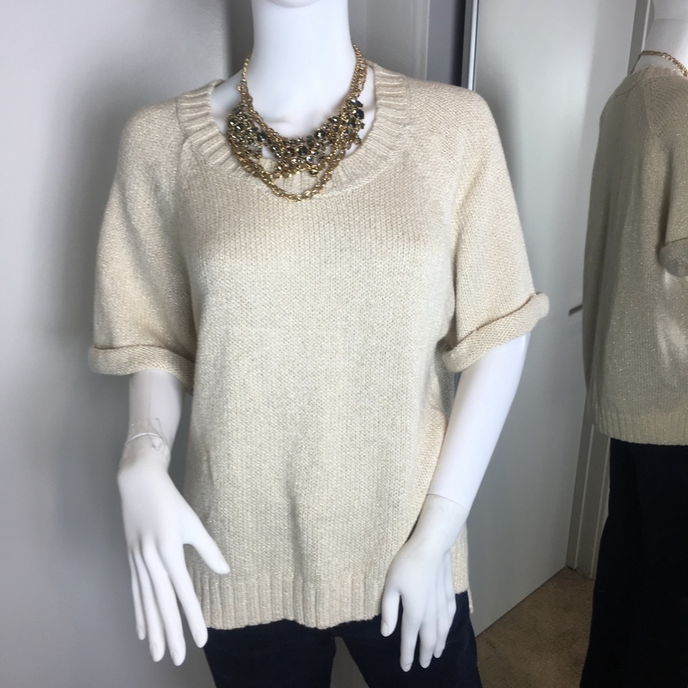 Short-sleeved boxy sweater with lurex thread.