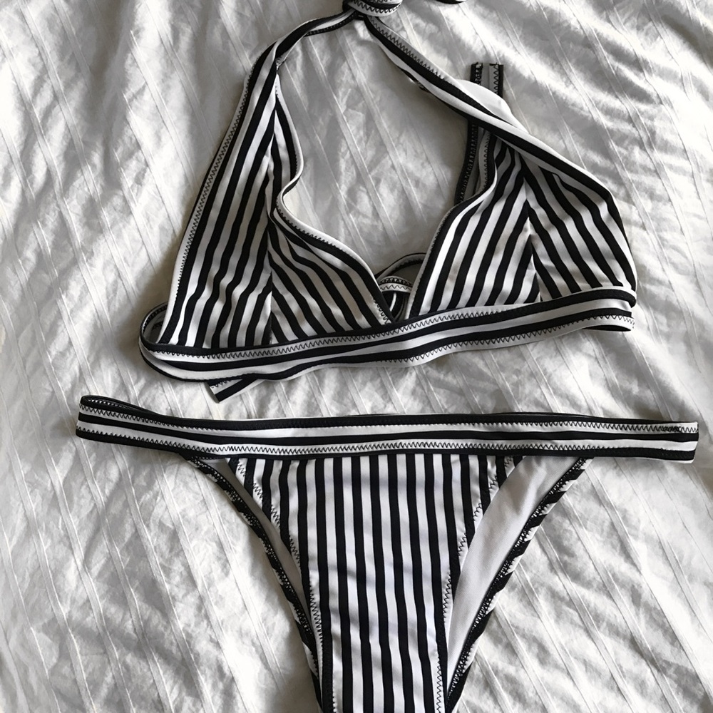 ✨Buy 2, Get 1✨Brand new! B&W stripped bikini