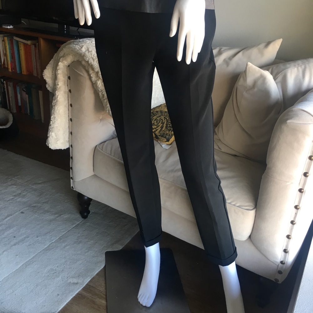 Black cropped slim trouser.