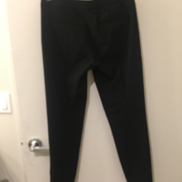 Black cropped slim trouser. - Picture 3 of 5