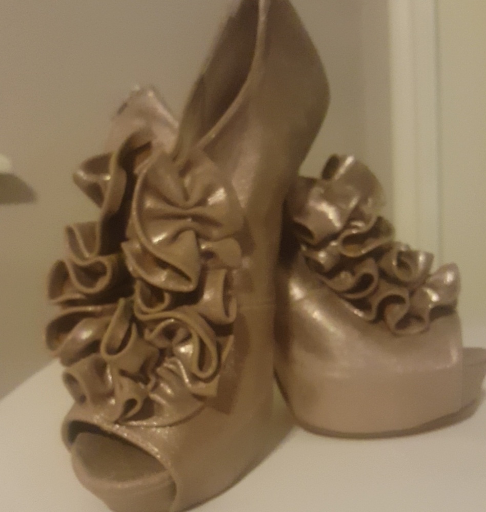 CHARLOTTE RUSSE Gold Ruffled Heels