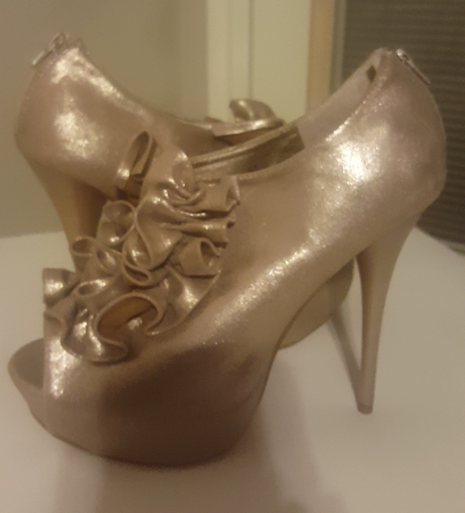 CHARLOTTE RUSSE Gold Ruffled Heels - Picture 2 of 4