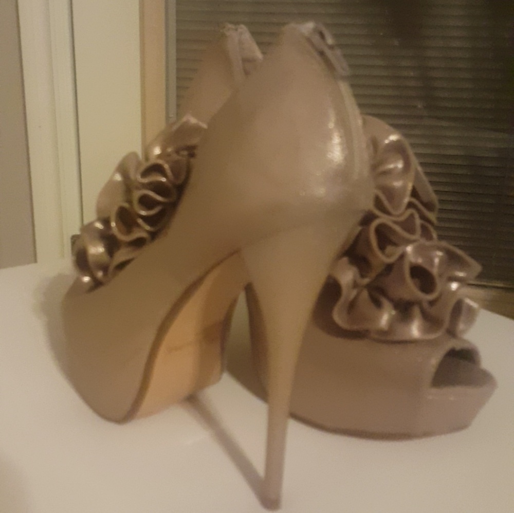 CHARLOTTE RUSSE Gold Ruffled Heels - Picture 3 of 4