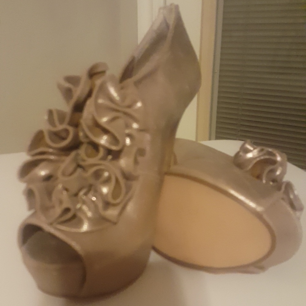 CHARLOTTE RUSSE Gold Ruffled Heels - Picture 4 of 4