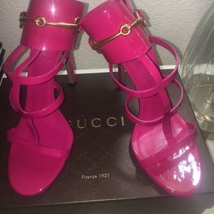 Gucci Ursula fuchsia patent leather sandal size 38