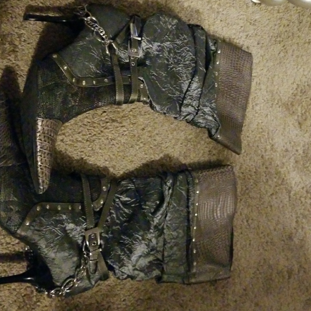 Chain link boots