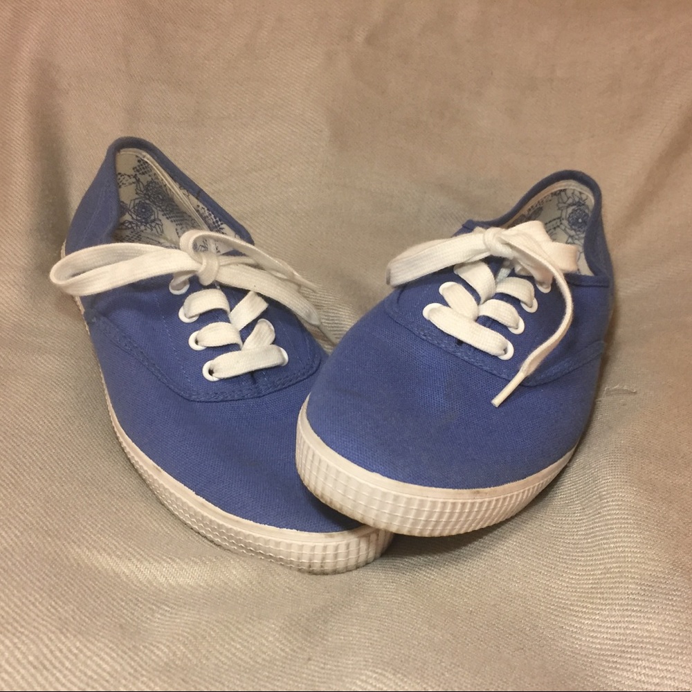 Blue casual sneakers