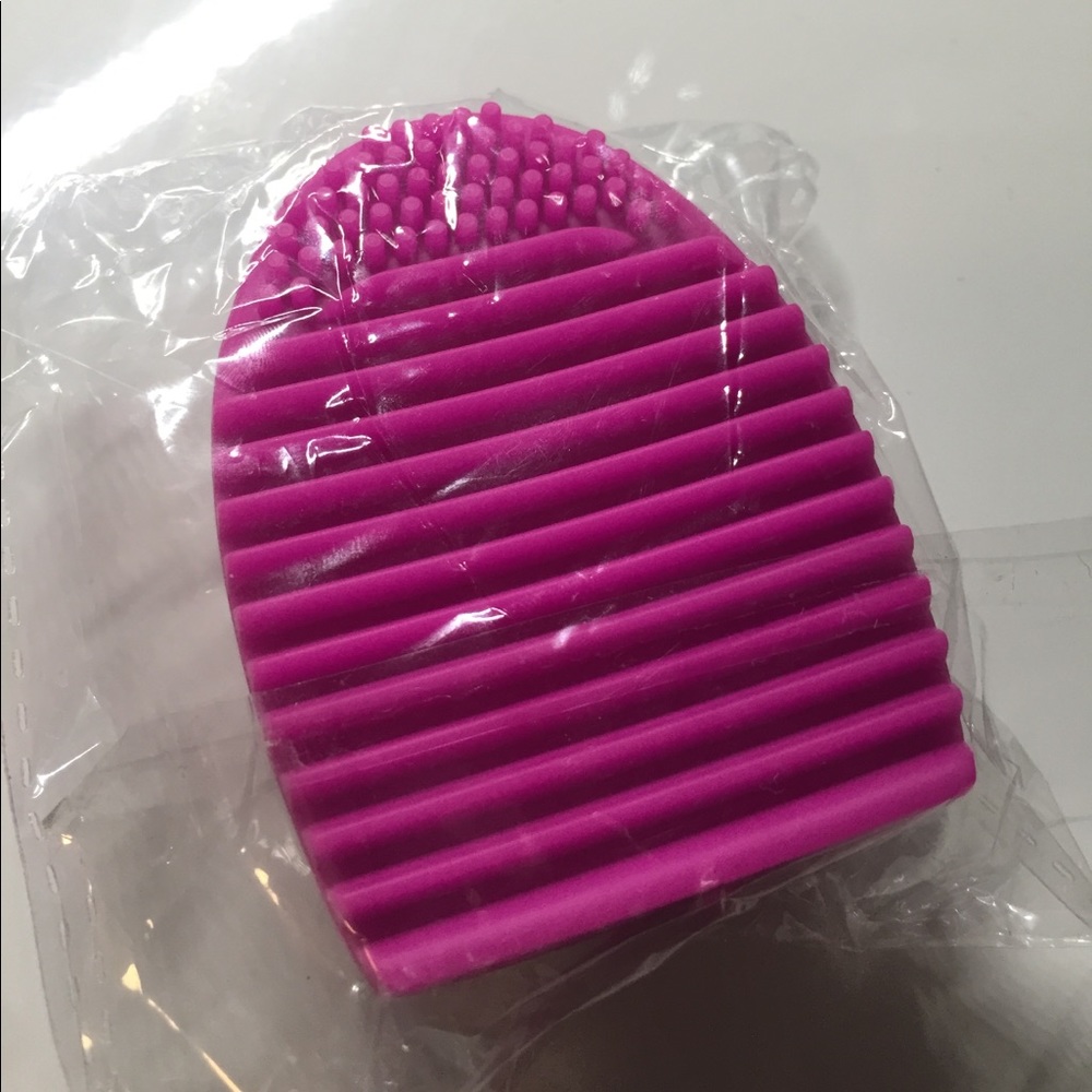 Makeup brush cleaning tool